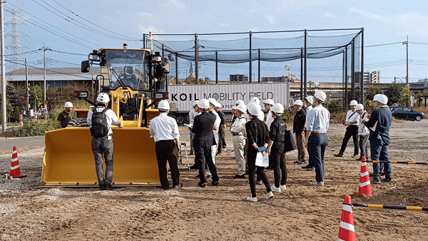 農研機構と開発　堆肥舎作業向け遠隔操作ホイールローダーを公開　ARAV