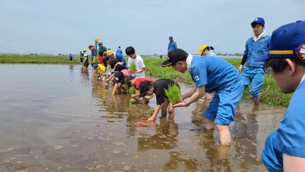 地域の子どもたちとボランティア米活動　井関農機