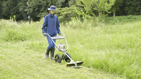 肩掛けせず押すだけで草刈り「キャリー式草刈機」販売開始　工進