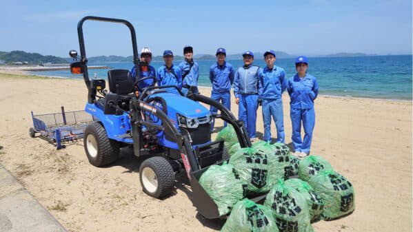 小型トラクタを使用しビーチクリーン活動を実施　井関農機