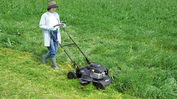 草刈りをラクにする自走式草刈機を発売　工進