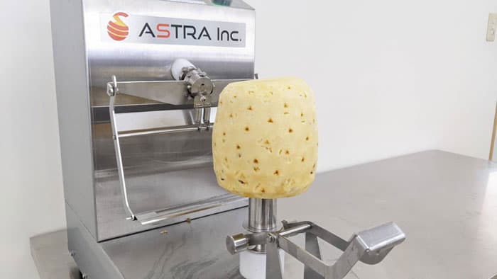 パイナップルの皮むき作業をさらに効率化　電動皮むき機「KA-751 大助」発売　アストラ