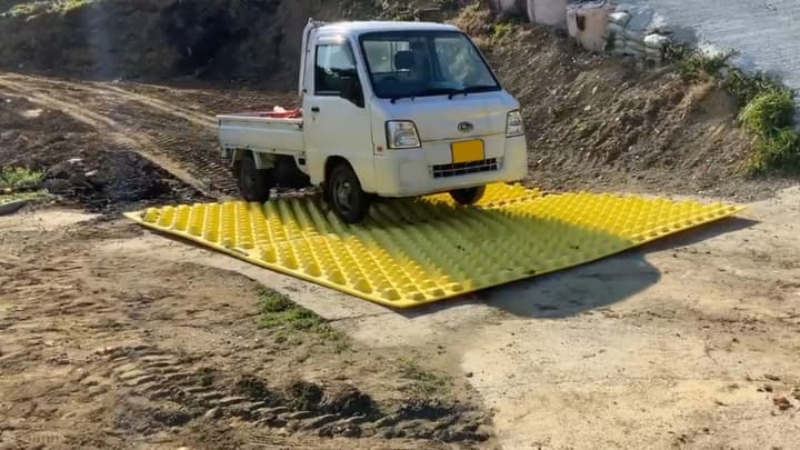 アメリカ発　重機タイヤの泥落とし「フォズマット」農地に導入