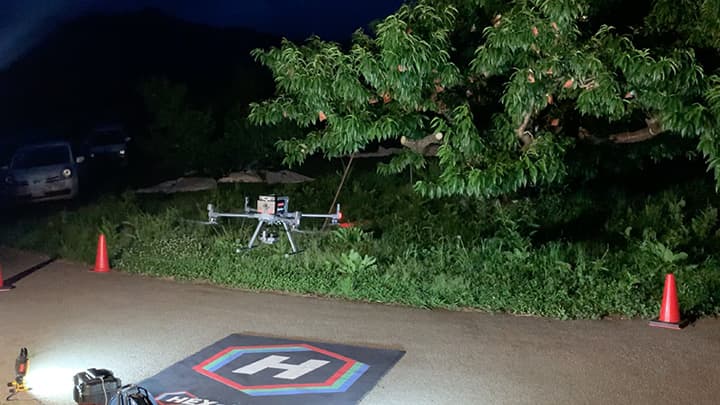 果実盗難抑止へドローンが不審者を監視　山梨県甲州市で運用実証実験