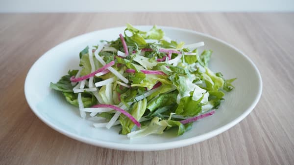 大人気の「旬を味わうサラダ　青じそミックス」期間限定で発売　サラダクラブ