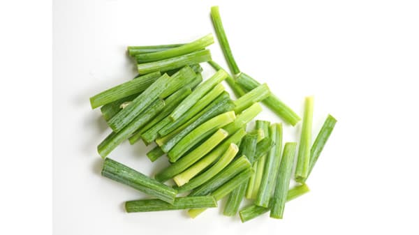 価格高騰中の長ねぎ　カットされる青い部分を商品化で大ヒット　Oisix