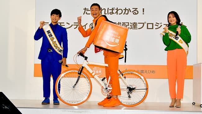 ティモンディ、愛媛みかんを都内の小学校へ「豪速球配達」