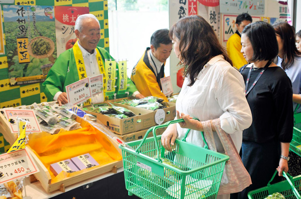 販売に立つＪＡ晴れの国岡山の内藤組合長