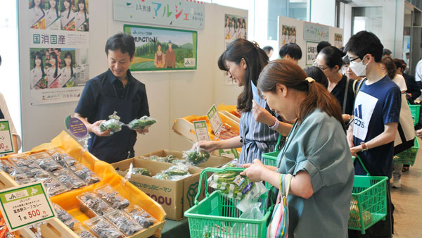 「ＪＡ共済マルシェ」で品物を選ぶ来場者