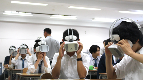 「農作業事故体験VR」を体験する生徒