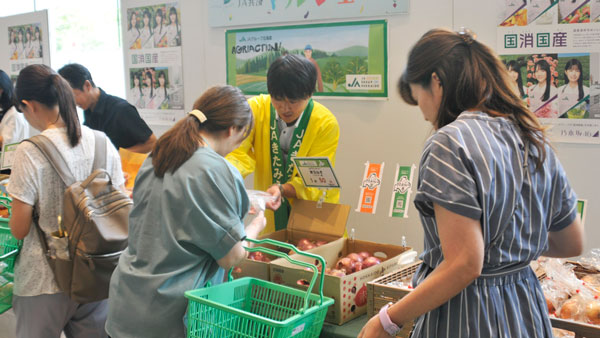 販売に協力するＪＡきたみらいの職員