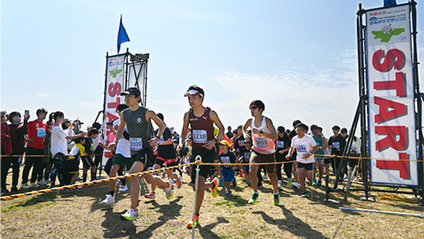 「海の中道はるかぜマラソン大会」スタートする選手たち