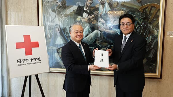 日本赤十字社の鈴木副社長（左）とこくみん共済coop打越理事長