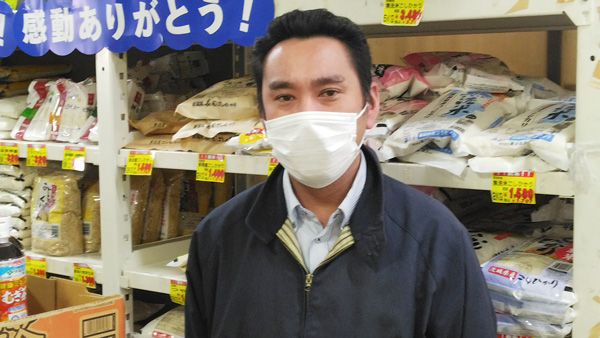 産地の事情にも思いを致すフジマート月島店（東京都中央区）の責任者、佐藤雄三さん