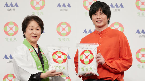 「雪若丸」の新CM発表会に参加した山形県の吉村知事（左）とイメージキャラクターの田中さん