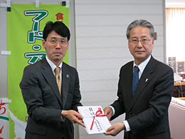 贈呈式にて。（左から）矢島部長、永妻能成・千葉県農林水産部長