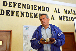 トウモロコシを守ることでメキシコを守る」のスローガンを説明するロべス会長