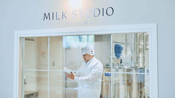 道の駅の施設内にミルクスタジオ（工房）で、地域の生乳からオリジナルの乳製品を加工