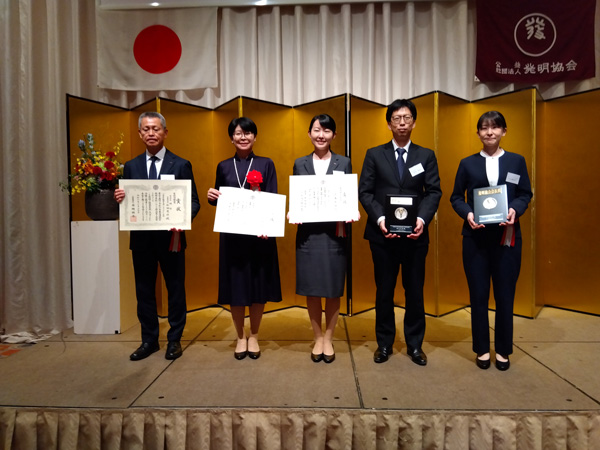 「令和6年度北海道地方発明表彰」で発明協会会長賞を受賞した明治　研究本部メンバーら