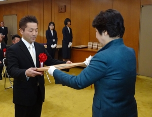 吉村美栄子県知事より賞状を受け取る 石塚さん