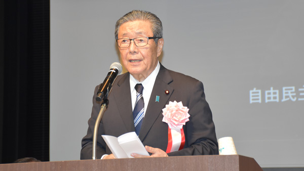 あいさつする森山裕裕自民党幹事長