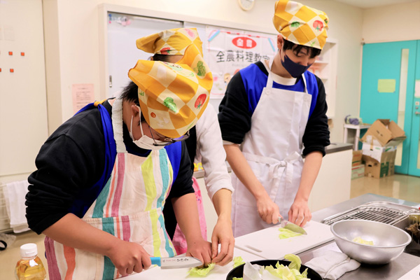 食材を切る作業に真剣に取り組む子ども