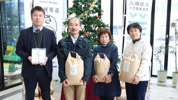 寄贈された米を受け取った大崎こども食堂の鹿野さんら（右2人）と東北ＡＧＡＩＮの永野さん（左から2人目）