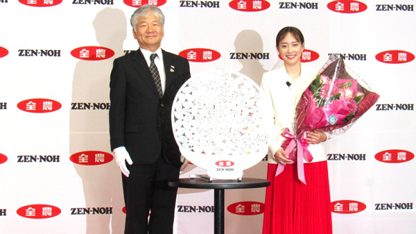 安田忠孝代表理事専務（左）から茶碗型のメッセージボードを手渡される石川佳純さん