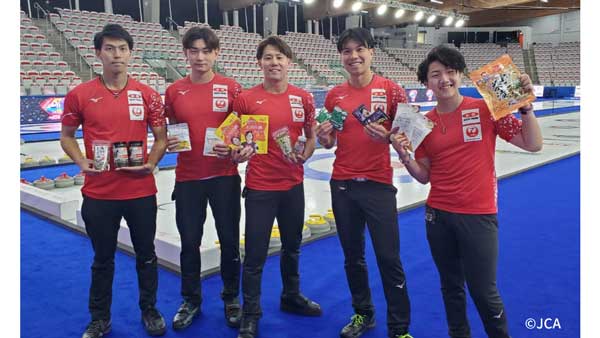 「ニッポンの食」を手に笑顔のカーリング日本代表「SC軽井沢クラブ」のメンバー