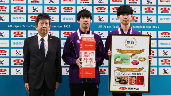 男子ダブルスの部で優勝した 飯村悠太選手・ 木方圭介選手（明治大）ペア