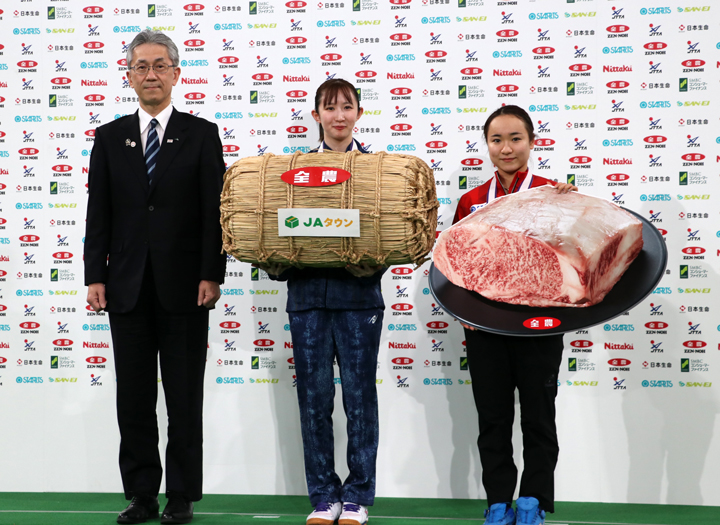 女子ダブルスで優勝した早田選手（中央）と伊藤選手（右）
