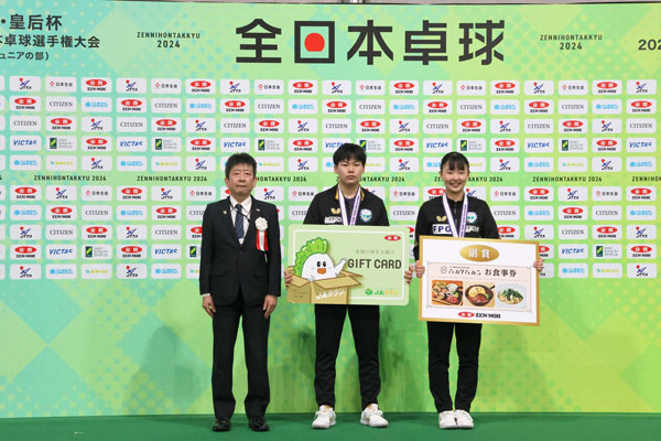 ジュニアの部で優勝した松島輝空選手（中央）と張本選手（右）