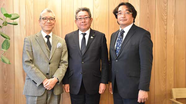 写真左から小松泰信氏（司会、岡山大学名誉教授）、八尋義文氏（ＪＡくるめ組合長）、飯野芳彦氏（ＪＡいるま野枝豆部会部会長）