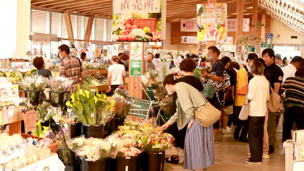 インバウンドもあってにぎわうヘルシーテラス佐久南（直売所）