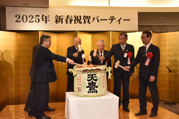 講演会後は恒例の新春祝賀パーティが開かれた。