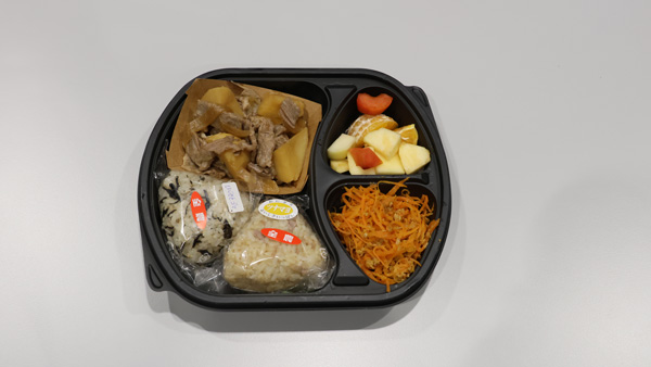 選手に提供する「おにぎり弁当」