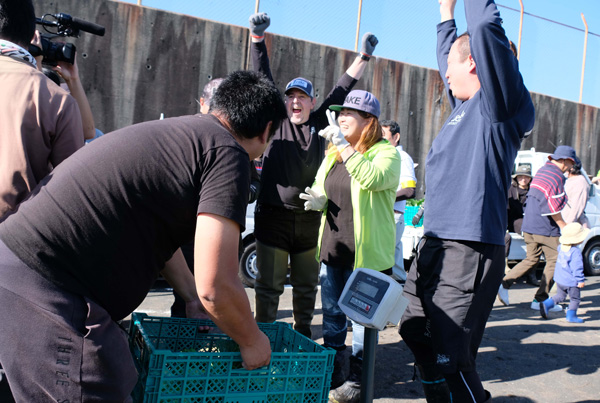 好成績が出て喜ぶ参加者