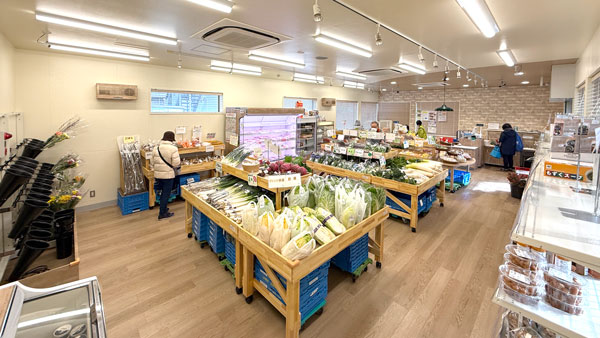 野菜を引き立てる明るくシンプルな「ベジポケット」の店内