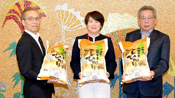 松戸市長（左）とフードバンクふなばし代表（中）に米を渡す今野組合長