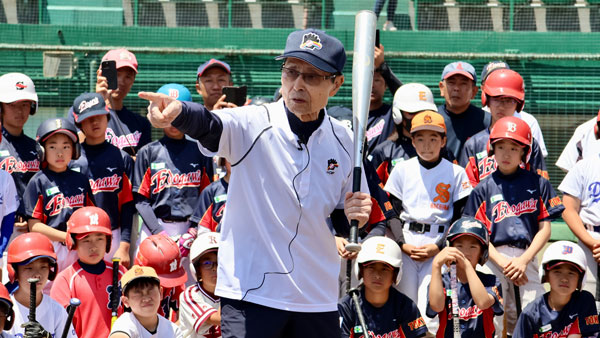 今年度の野球教室で指導した王理事長