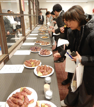 交流会で焼き芋の食べ比べ