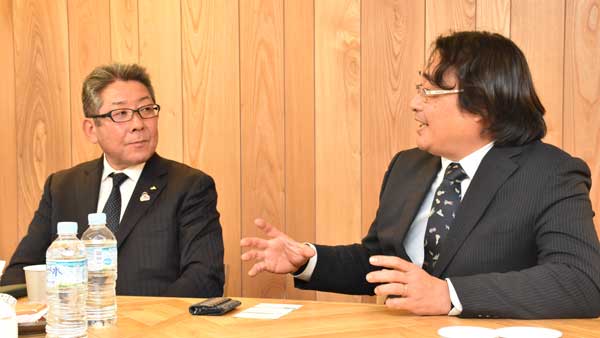 八尋義文氏（ＪＡくるめ組合長・写真左）と飯野芳彦氏（ＪＡいるま野枝豆部会部会長）