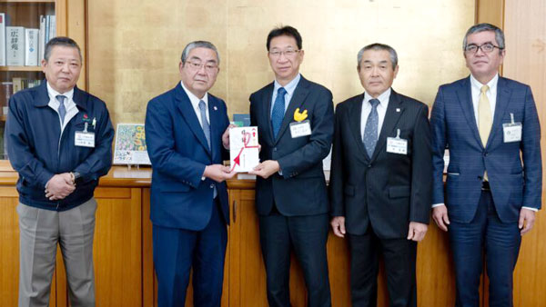 末松市長（左から3番目）に目録を手渡す丸田組合長（左から2人目）