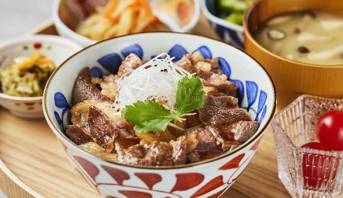 長崎県産食材を使用した「長崎和牛の牛丼」食事メニューには味噌汁・惣菜3種付き