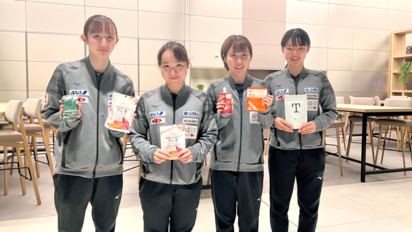 「ニッポンの食」を手にする早田ひな選手、伊藤美誠選手、平野美宇選手、張本美和選手（左から）