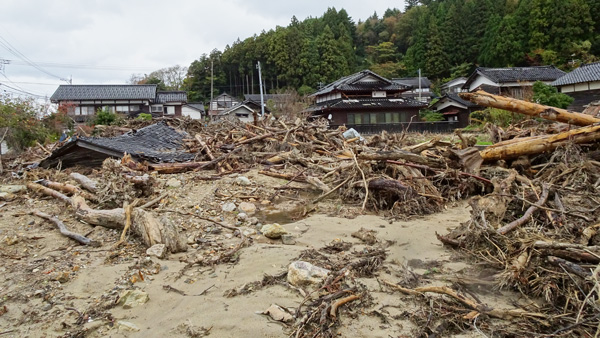 土石流に巻き込まれた住宅