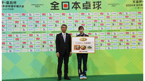 女子シングルスで優勝した早田選手（右）とＪＡ全農の野口代表理事理事長
