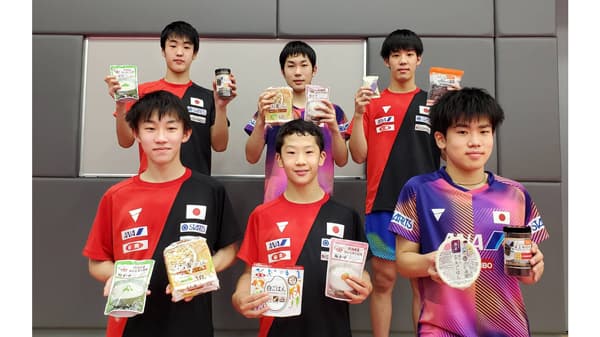 「ニッポンの食」を手に笑顔の卓球日本代表選手