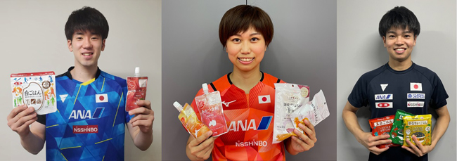 左から、「ニッポンの食」を手する吉山僚一選手（日本大学）佐藤瞳選手（ミキハウス）田中佑汰選手（個人）