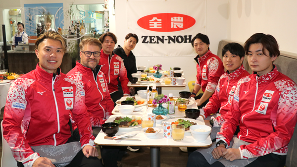 試合前にカナダの現地で和食を楽しむカーリング男子日本代表チーム